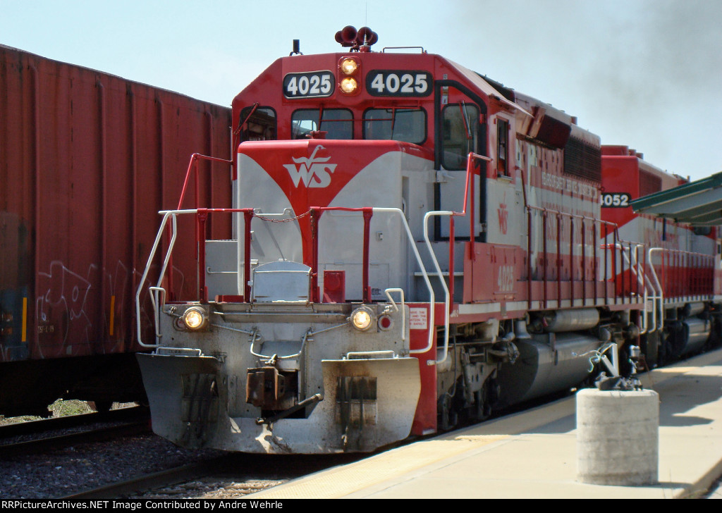 WSOR 4025 passing the disused Lake Country Limited platform along County Hwy. O